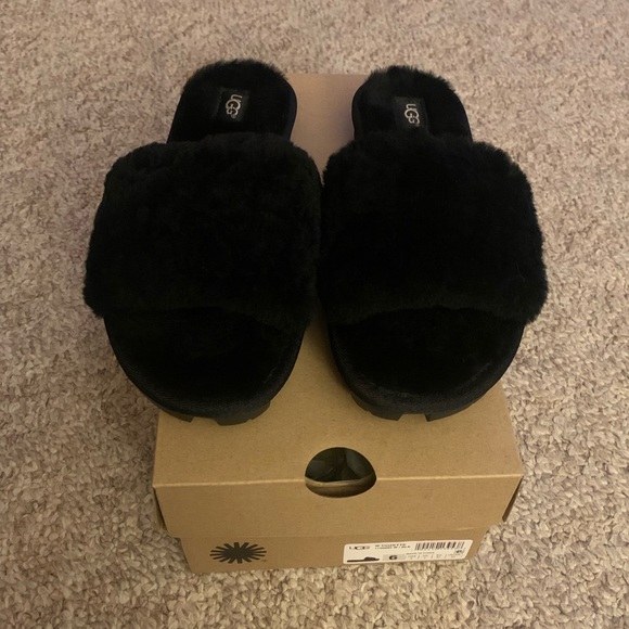 Ugg slides - Picture 2 of 4